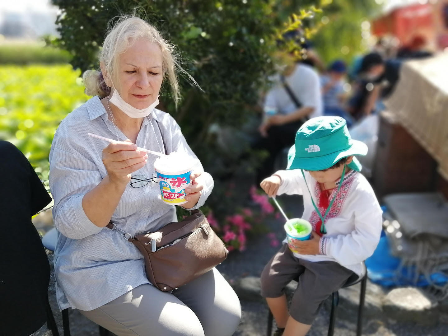 日本財団ウクライナ避難民支援基金 かき氷を食べている写真